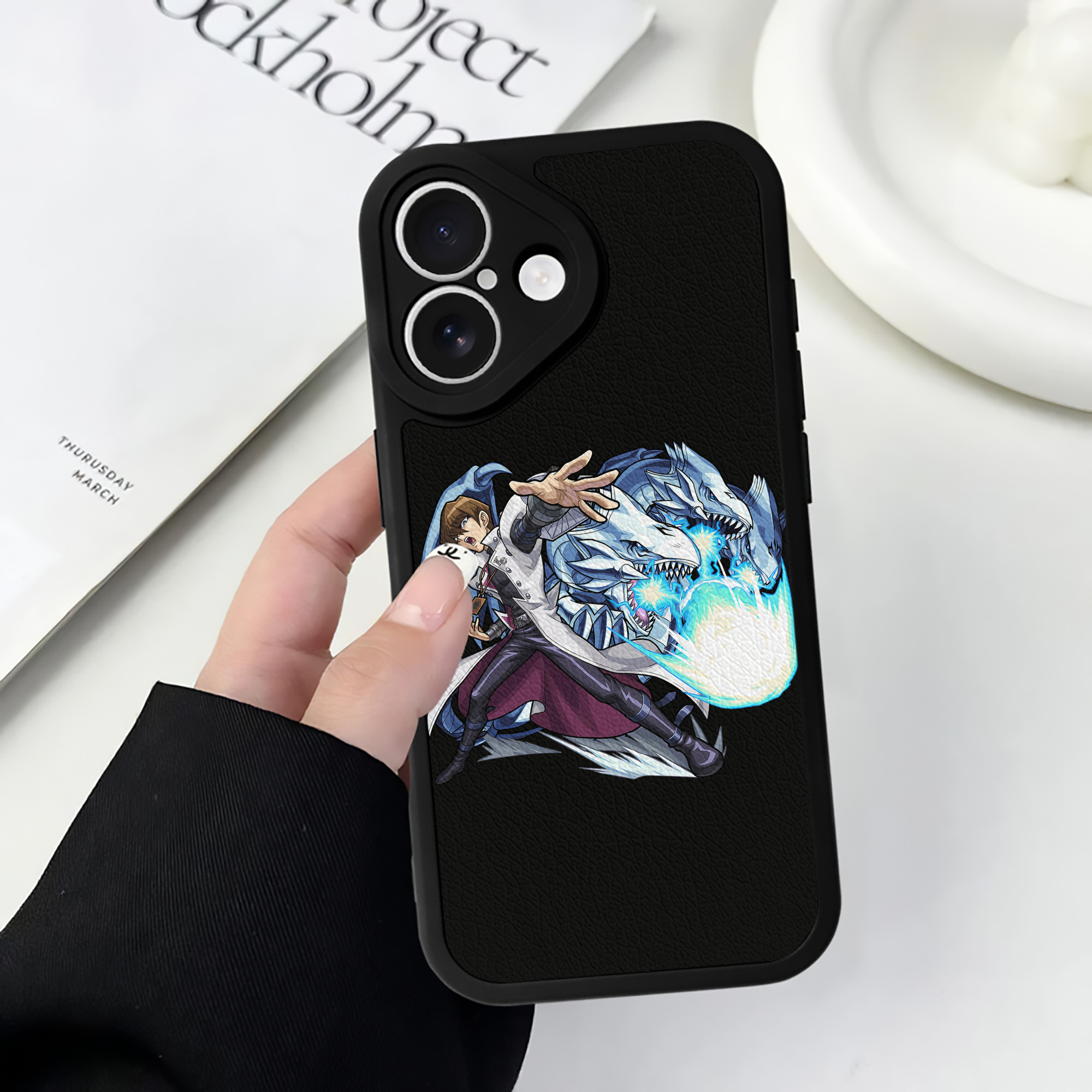 （画像用） 遊☆戯☆王 Yu-Gi-Oh! 【iPhone 16シリーズ対応】シリコンスマホケース（レザー調） 材質：シリコン